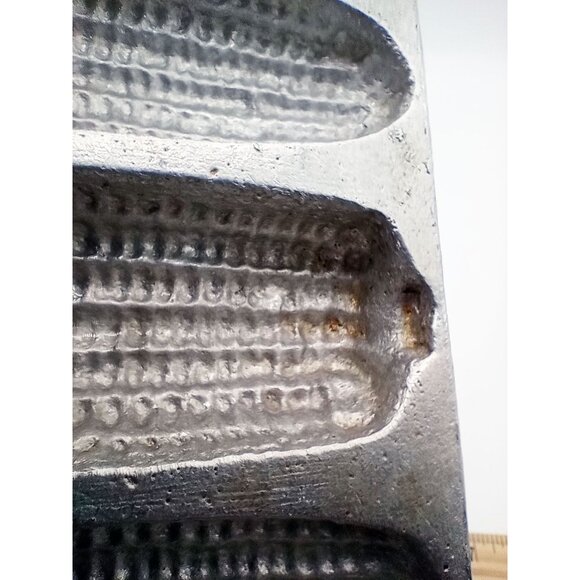 Vintage Cast Aluminum Cornbread Mold 7-Ear Corn Stick Pan Farmhouse Bakeware - Picture 5 of 14